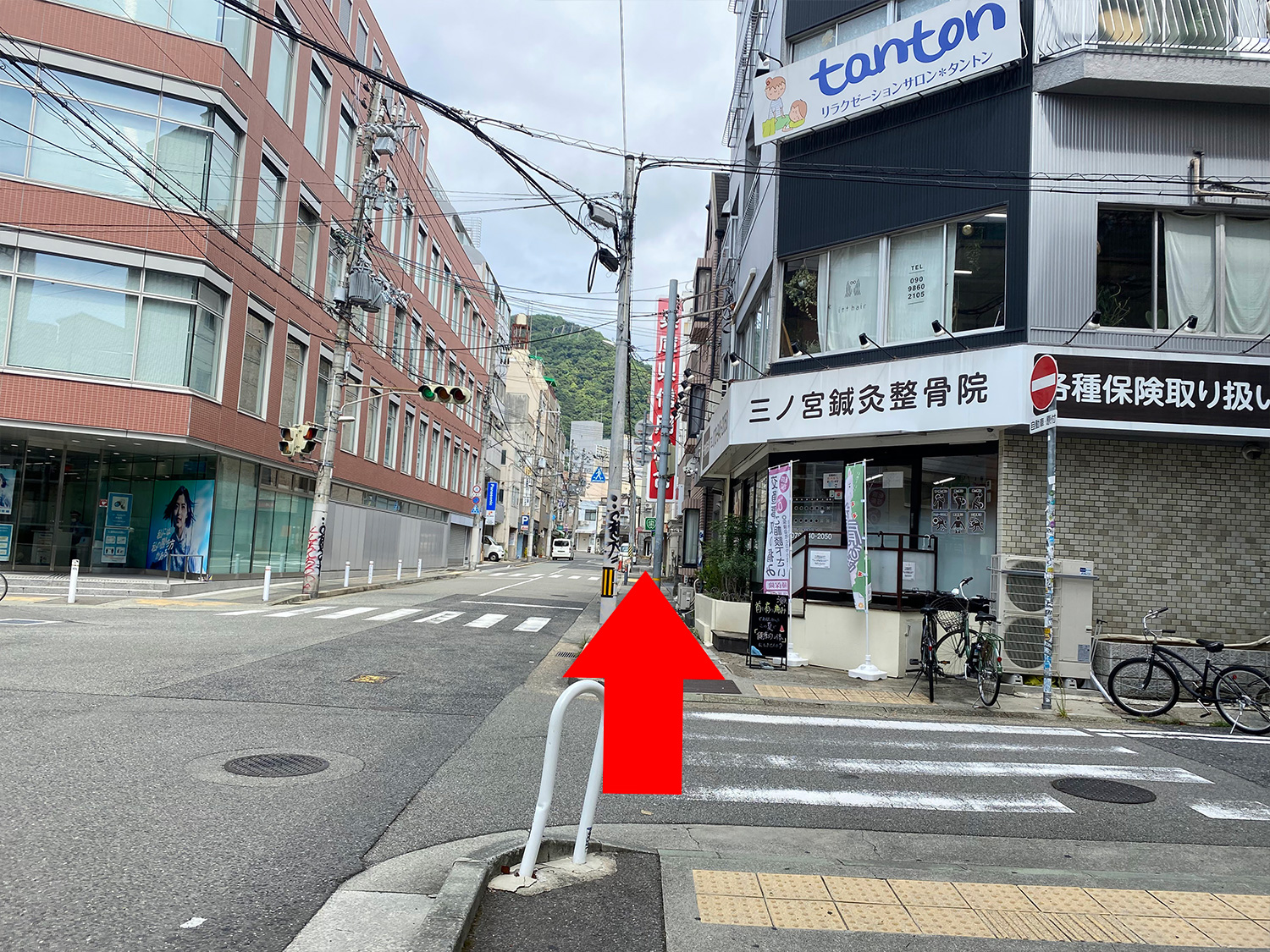 しばらくまっすぐ進みます